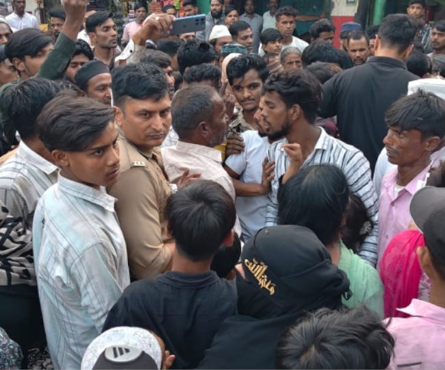 चक्कर की मिलक में जाम लगाकर हंगामा करते लोग। सौ. पुलिस